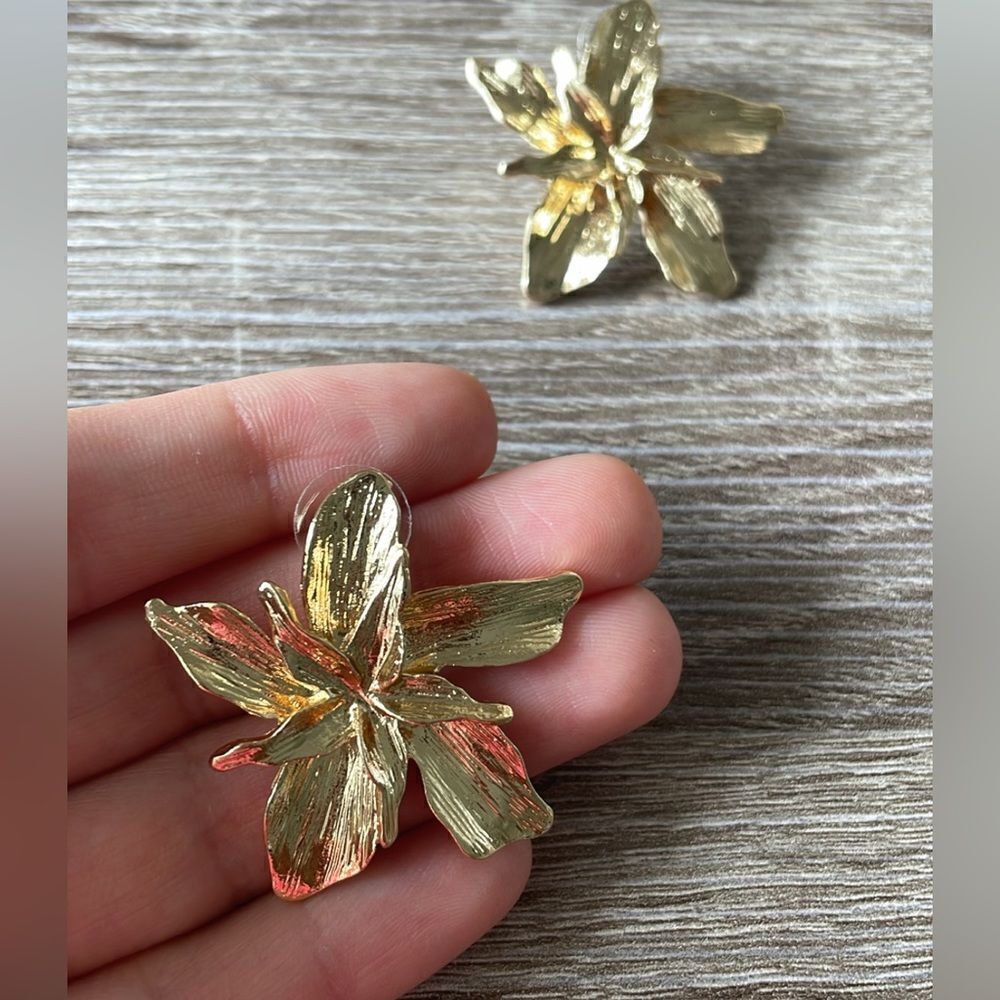 ZaraāflowerāearringsāA66 - Picture 4 of 5